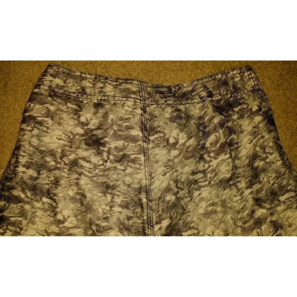 Youth size 12 Nike‎ 6.0 White &  Grey swirled Boardshorts with pocket